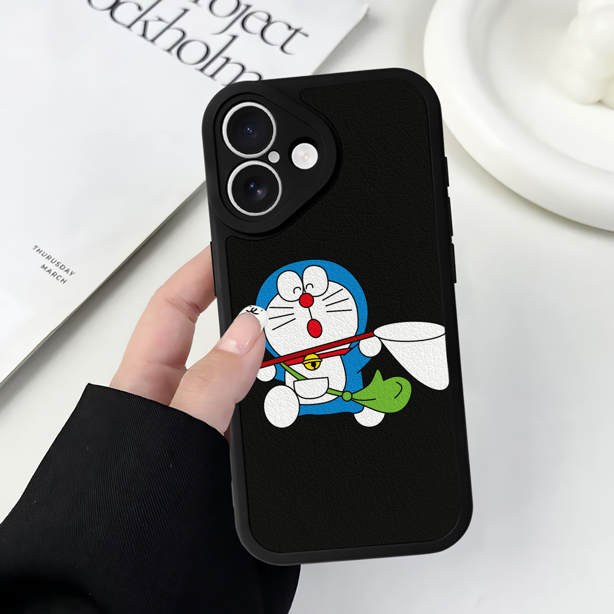 （画像用） ドラえもん Doraemon 【iPhone 16シリーズ対応】シリコンスマホケース（レザー調） 材質：シリコン